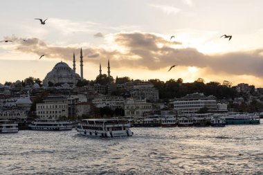 İstanbul Türkiye 17 Ekim 2024; İstanbul, Galata Köprüsü manzaralı, Süleyman Camii ve günbatımında tekneler, Türkiye.