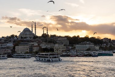 İstanbul Türkiye 17 Ekim 2024; İstanbul, Galata Köprüsü manzaralı, Süleyman Camii ve günbatımında tekneler, Türkiye.