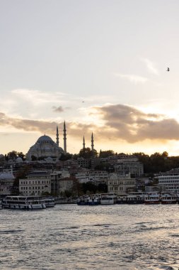 İstanbul Türkiye 17 Ekim 2024; İstanbul, Galata Köprüsü manzaralı, Süleyman Camii ve günbatımında tekneler, Türkiye.