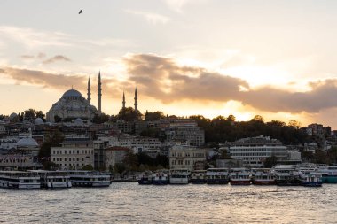 İstanbul Türkiye 17 Ekim 2024; İstanbul, Galata Köprüsü manzaralı, Süleyman Camii ve günbatımında tekneler, Türkiye.