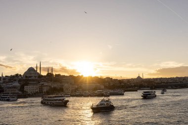 İstanbul Türkiye 17 Ekim 2024; İstanbul, Galata Köprüsü manzaralı, Süleyman Camii ve günbatımında tekneler, Türkiye.