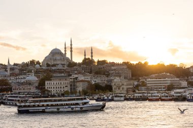 İstanbul Türkiye 17 Ekim 2024; İstanbul, Galata Köprüsü manzaralı, Süleyman Camii ve günbatımında tekneler, Türkiye.