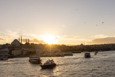 İstanbul Türkiye 17 Ekim 2024; İstanbul, Galata Köprüsü manzaralı, Süleyman Camii ve günbatımında tekneler, Türkiye.
