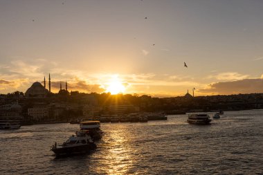 İstanbul Türkiye 17 Ekim 2024; İstanbul, Galata Köprüsü manzaralı, Süleyman Camii ve günbatımında tekneler, Türkiye.