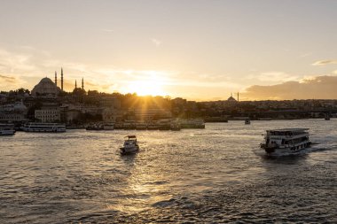 İstanbul Türkiye 17 Ekim 2024; İstanbul, Galata Köprüsü manzaralı, Süleyman Camii ve günbatımında tekneler, Türkiye.