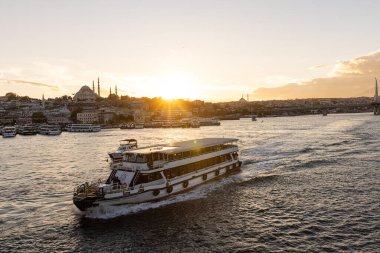 İstanbul Türkiye 17 Ekim 2024; İstanbul, Galata Köprüsü manzaralı, Süleyman Camii ve günbatımında tekneler, Türkiye.