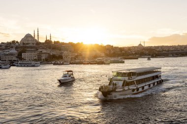 İstanbul Türkiye 17 Ekim 2024; İstanbul, Galata Köprüsü manzaralı, Süleyman Camii ve günbatımında tekneler, Türkiye.
