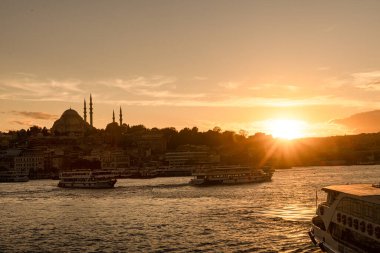 İstanbul Türkiye 17 Ekim 2024; İstanbul, Galata Köprüsü manzaralı, Süleyman Camii ve günbatımında tekneler, Türkiye.