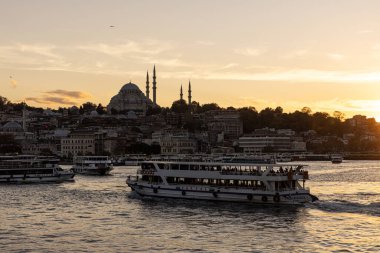 İstanbul Türkiye 17 Ekim 2024; İstanbul, Galata Köprüsü manzaralı, Süleyman Camii ve günbatımında tekneler, Türkiye.