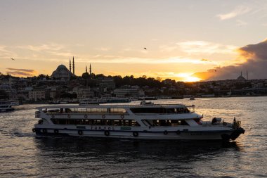 İstanbul Türkiye 17 Ekim 2024; İstanbul, Galata Köprüsü manzaralı, Süleyman Camii ve günbatımında tekneler, Türkiye.
