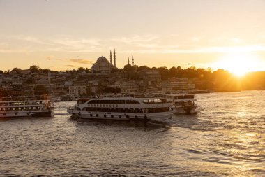 İstanbul Türkiye 17 Ekim 2024; İstanbul, Galata Köprüsü manzaralı, Süleyman Camii ve günbatımında tekneler, Türkiye.