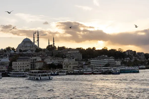 İstanbul Türkiye 17 Ekim 2024; İstanbul, Galata Köprüsü manzaralı, Süleyman Camii ve günbatımında tekneler, Türkiye.