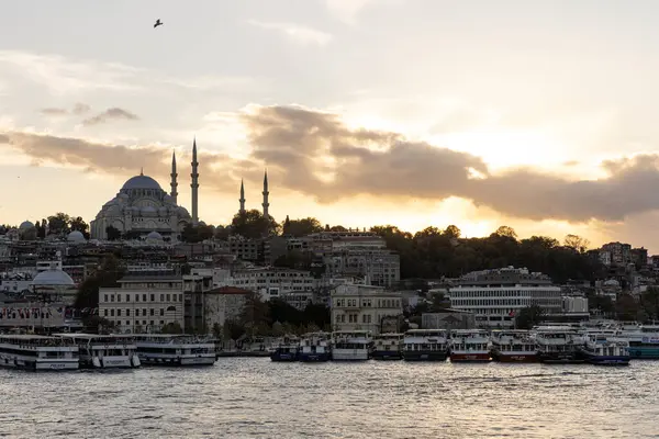 İstanbul Türkiye 17 Ekim 2024; İstanbul, Galata Köprüsü manzaralı, Süleyman Camii ve günbatımında tekneler, Türkiye.