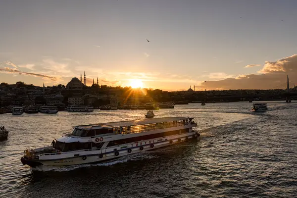 İstanbul Türkiye 17 Ekim 2024; İstanbul, Galata Köprüsü manzaralı, Süleyman Camii ve günbatımında tekneler, Türkiye.