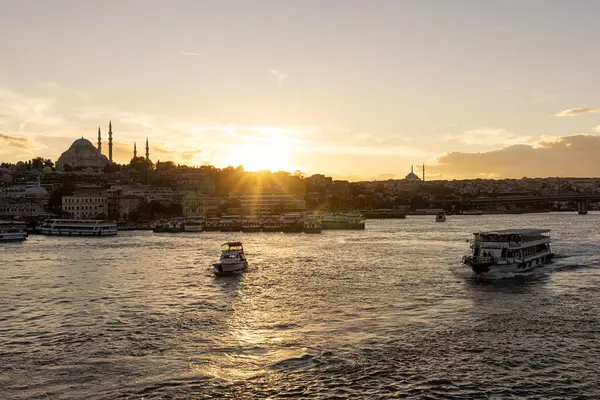 İstanbul Türkiye 17 Ekim 2024; İstanbul, Galata Köprüsü manzaralı, Süleyman Camii ve günbatımında tekneler, Türkiye.
