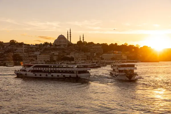 İstanbul Türkiye 17 Ekim 2024; İstanbul, Galata Köprüsü manzaralı, Süleyman Camii ve günbatımında tekneler, Türkiye.