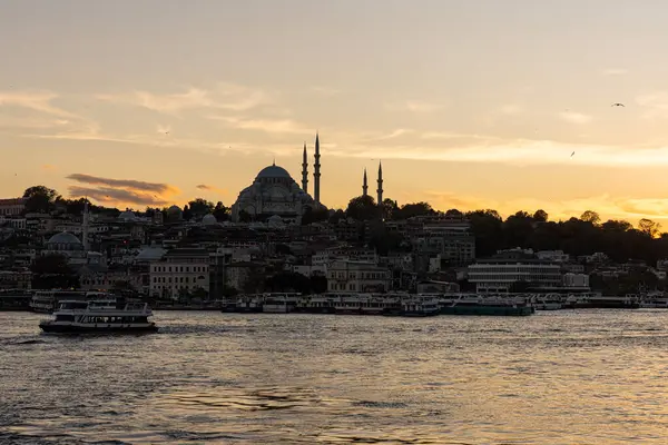 İstanbul Türkiye 17 Ekim 2024; İstanbul, Galata Köprüsü manzaralı, Süleyman Camii ve günbatımında tekneler, Türkiye.