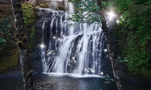 Wasserfall Mit Funken Flimmernden Lichts Zauberwald — Stockfoto
