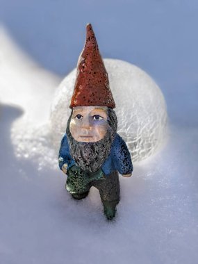 Cüceler küre ile karla kaplanır.