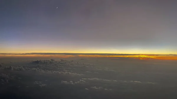 月と日の出と雲の上からの空中写真 — ストック写真
