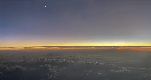 Luftbild Über Den Wolken Mit Mond Und Sonnenaufgang — Stockfoto