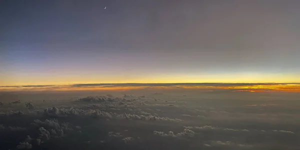 Аерофотозйомка Зверху Над Хмарами Місяцем Схід Сонця — стокове фото
