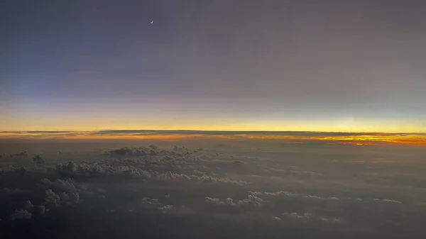 来自云彩上空的空中照片 带着月亮和日出 — 图库照片
