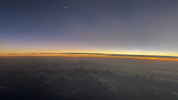 Bulutların Üzerinden Gün Doğumuyla Çekilmiş Hava Fotoğrafı — Stok fotoğraf