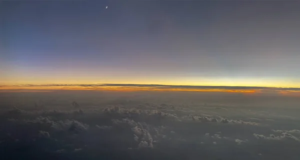 Fotografie Aeriană Deasupra Norilor Lună Răsărit Soare — Fotografie, imagine de stoc