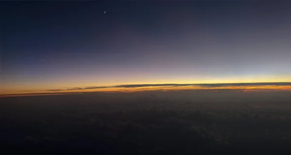 Αεροφωτογραφία Από Πάνω Από Σύννεφα Φεγγάρι Και Ανατολή Του Ηλίου — Φωτογραφία Αρχείου