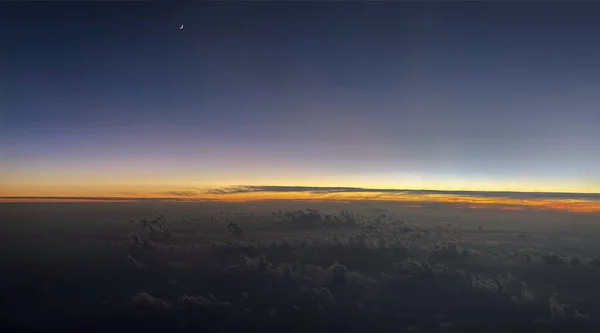来自云彩上空的空中照片 带着月亮和日出 — 图库照片
