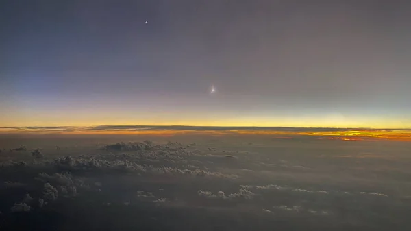 Letecká Fotka Nad Mraky Světlem Ufo Obloze Nad Východem Slunce — Stock fotografie