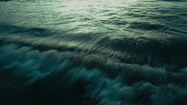 Blauer Wasserhintergrund Kräuselnde Meeresoberfläche Immer Noch Ruhige Meeresoberfläche Nahaufnahme Der — Stockfoto