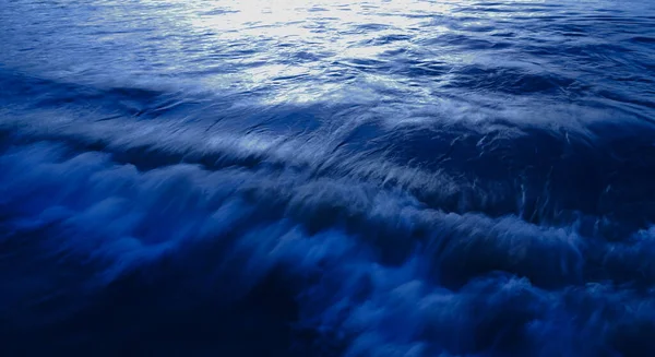 Mavi Arka Planı Dalgalı Deniz Suyu Yüzeyi Hala Sakin Okyanus — Stok fotoğraf