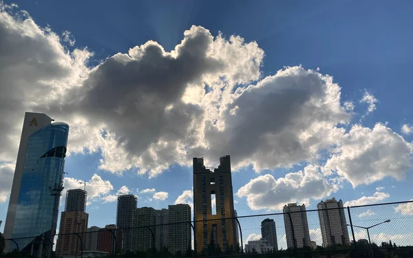 Binaların Bulutlu Mavi Gökyüzünün Gökyüzü — Stok fotoğraf