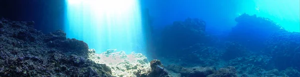 Panaroma Artístico Subaquático Fotografia Raios Luz Solar Dentro Uma Caverna — Fotografia de Stock