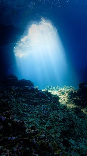 Podwodne Zdjęcie Promieni Słonecznych Wewnątrz Jaskini — Zdjęcie stockowe