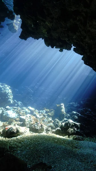 Podwodne Zdjęcie Promieni Słonecznych Wewnątrz Jaskini — Zdjęcie stockowe