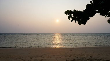 Gün batımlı ya da gün doğumlu deniz sahili. Gün batımı denizi üzerinde bulutlu bir manzara. Tropik plajda gün batımı. Cennetin doğa gün batımı manzarası.