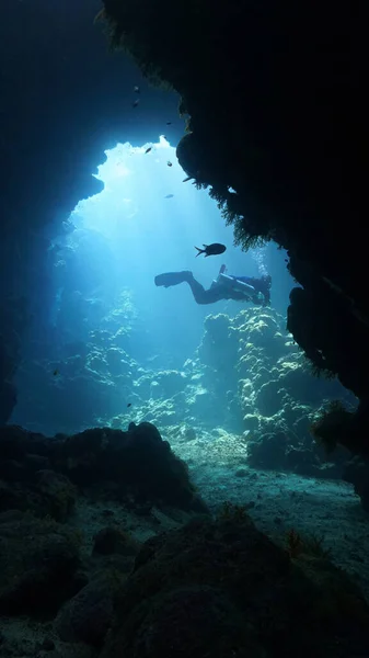 Onderwaterfoto Van Zonnestralen Een Grot Met Een Duiker — Stockfoto