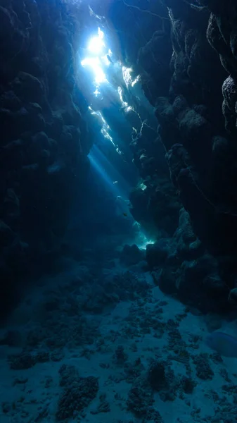 Υποβρύχια Φωτογραφία Των Ακτίνων Του Sunligt Μέσα Μια Σπηλιά Και — Φωτογραφία Αρχείου