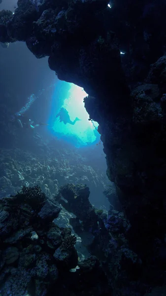 Подводное Фото Лучей Солнца Внутри Пещеры — стоковое фото