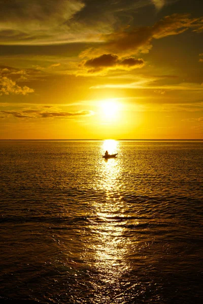 Scénický Cíl Kajak Úžasném Zlatém Západu Slunce Mraky Nad Oceánem — Stock fotografie