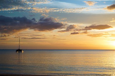 Manzaralı bir yer. İnanılmaz altın gün batımı ve okyanusun üzerindeki bulutlar. Tayland 'ın güneyindeki tropik bir adadan..