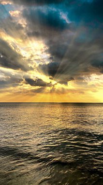 Manzara ve doğa manzarası. Denizin üzerinde bir günbatımı fotoğrafı. Tayland 'ın güneyindeki Koh Lanta adasından.. 
