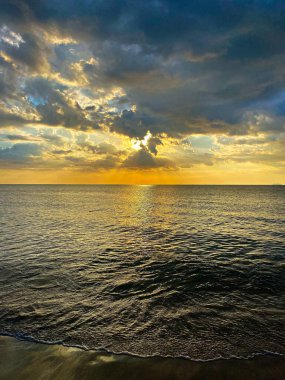 Cenic hedef ve sanat fotoğrafçılığı. İnanılmaz bir gün batımı ve okyanusun üzerindeki bulutlar. Tayland 'ın güneyindeki tropik bir adadan..