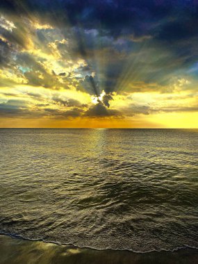 Manzaralı yer ve sanat fotoğrafçılığı. İnanılmaz bir gün batımı ve okyanusun üzerindeki bulutlar. Tayland 'ın güneyindeki tropik bir adadan..