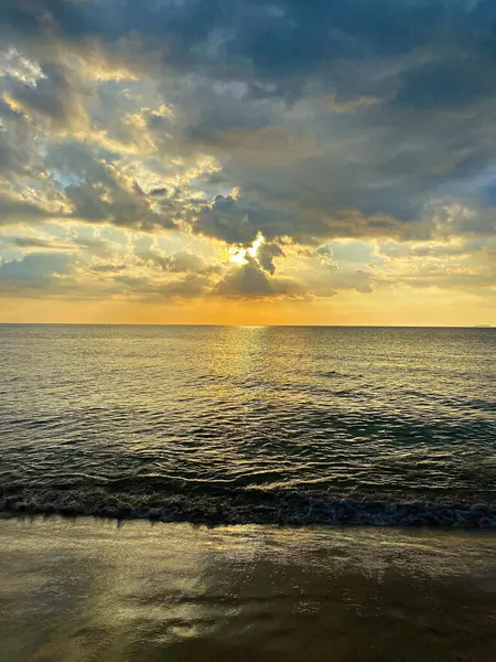 Manzaralı yer ve sanat fotoğrafçılığı. İnanılmaz bir gün batımı ve okyanusun üzerindeki bulutlar. Tayland 'ın güneyindeki tropik bir adadan..
