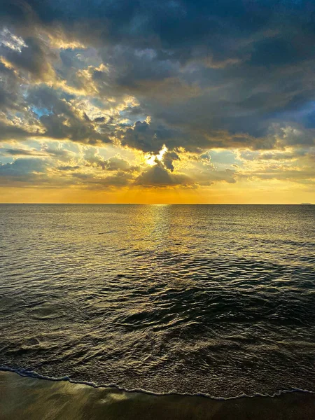 Cenic hedef ve sanat fotoğrafçılığı. İnanılmaz bir gün batımı ve okyanusun üzerindeki bulutlar. Tayland 'ın güneyindeki tropik bir adadan..