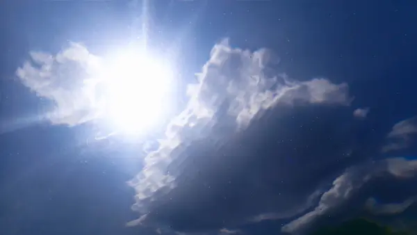 Δραματικά Σύννεφα Και Ακτίνες Του Ήλιου Κάτω Από Νερό Φωτογραφία Αρχείου